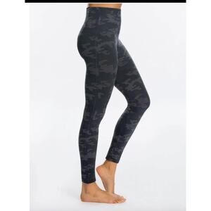NWT Spanx Look At Me Now Gray and Black Camo Seamless Leggings Sz L Athleisure